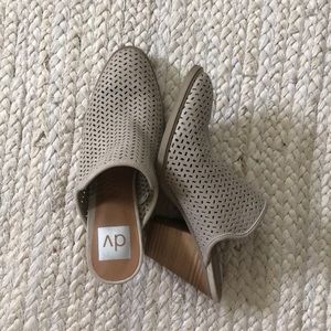 Dv nude mules slides size 7 EUC